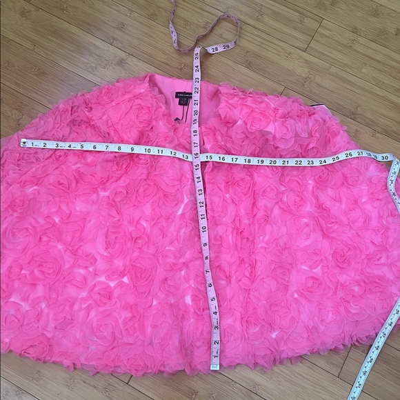 Sold Mercari NWT. Karen Millen  Plus Size Textured Rosette Woven Cropped Cape - Picture 6 of 7